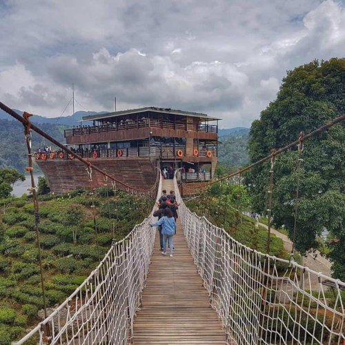 Keluyuran ke Pinisi Resto dan Glamping Lakeside Rancabali