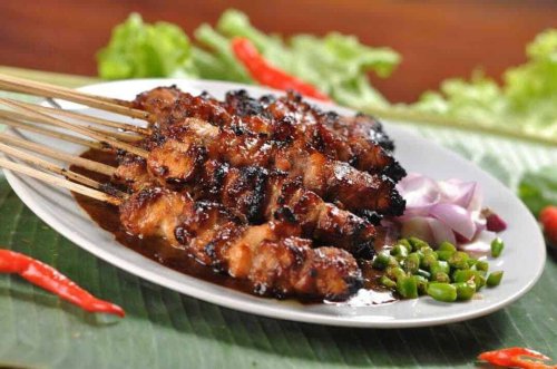 1. Sate, 2. Sop Buntut, 3. Nasi Goreng, 4. Soto, 5. Gado-gado, 6. Rendang, 7. Gudeg, 8. Bakso, 9. Nasi Padang, 10. Pempek, Top 10+ Makanan Khas Indonesia yang Terkenal Lezat dan Mendunia