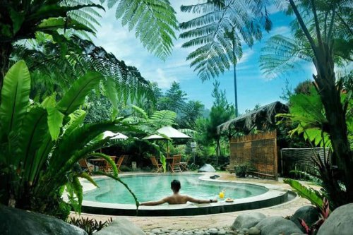 Nikmati Keseruan Berenang dan Bermalam di Sari Ater