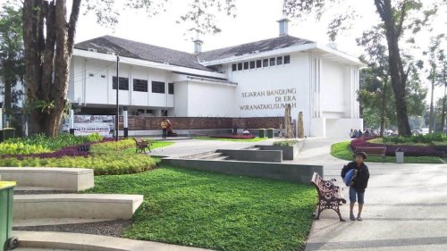 Yuk, Bersantai Sambil Belajar di Taman Sejarah Bandung!