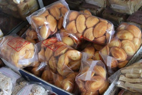 1. Bolu Rahayu, 2. Jenang Candi, 3. Madu Mongso, 4. Kerupuk Lempeng, 5. Carang Mas atau Walangan, 6. Jadah, 7. Emping Belinjo, 8. Kerupuk Kulit Melinjo, 9. Jerangking, 10. Manisan Kulit Jeruk, Inilah 10 Oleh-Oleh Khas Magetan yang Mesti Kamu Coba