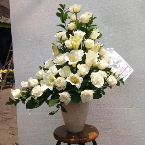 1. Pasar Bunga Wastukencana, 2. Pasar Bunga Palasari, 3. Tiara Florist, 4. The Flower Shop, 5. Rosdiana Florist, 6. Gracia Florist, 7. Agus Florist, 8. Florist Choice, 9.&nbsp;Bloom Bouquet and Flower, 10. Pasirluyu Selatan, Say It With Flower! Inilah 10 Toko Bunga Terbaik di Bandung