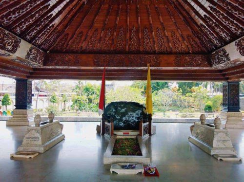 1. Makam Bung Karno, 2. Alun-Alun Kota Blitar, 3. Sumber Udel Waterpark, 4. Istana Gebang Blitar, 5. Agrowisata Belimbing Karangsari, 6. Taman Kebon Rojo, 7. Kampung Afrika, 8. Museum Ir. Soekarno, 9. Monumen Peta, 10. Masjid Agung Kota Blitar, Transit di Kota Blitar, Ini 10 Tempat Wisata Dekat Stasiun