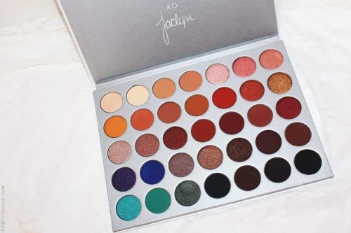 1. Make Up Palette, 2. Botol Perjalanan Anti Bocor (Ukuran travel size), 3. Adaptor Universal, 4. Bantal Perjalanan yang Bisa Ditiup, 5. Tas Perlengkapan Mandi yang Digantung, 6. Ransel Fungsional, 7. Dompet Pelindung Paspor, 8. Powerbank, 9. Packing Cube, 10. Syal dan Selimut, 11. Obat-obatan, 12. Pembalut, Top 12+ Perlengkapan Traveling Wanita yang Penting untuk Dibawa