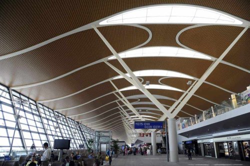 1. Bandara Internasional Hong Kong, 2. Bandara Internasional King Fahd (DMM), 3. Bandara Internasional Pudong Shanghai (PVG), 4. Bandara Heathrow, 5. Bandara Amsterdam Schiphol, 6. Bandara Internasional Dubai, 7. Bandara Paris Charles de Gaulle, 8. Bandara Adolfo Suarez Madrid-Barajas, 9. Bandara Suvarnabhumi, 10. Bandara Internasional Daxing Beijing, 11. Bandara Haneda Tokyo, Top 11+ Bandara Terbesar di Dunia yang Memikat Para Pelancong