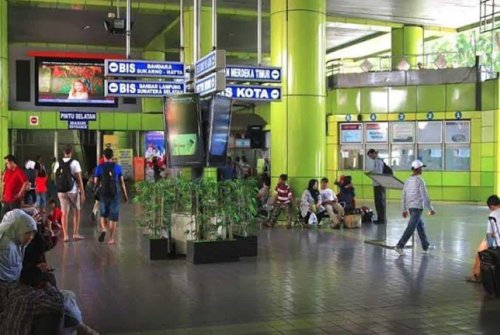 1. Stasiun Gambir, 2. Stasiun Tugu Yogyakarta, 3. Stasiun Hall Bandung, 4. Stasiun Gubeng Surabaya, 5. Stasiun Solo Balapan, 6. Stasiun Tawang Semarang, 7. Stasiun Purwokerto, 8. Stasiun Madiun, 9. Stasiun Malang, 10. Stasiun Cirebon, Top 10+ Stasiun Terbesar di Indonesia dengan Arsitektur Menarik