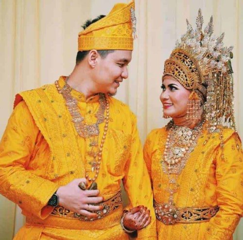 1. Pakaian Adat Suku Nias, 2. Pakaian Adat Suku Mandailing, 3. Pakaian Adat Suku Toba, 4. Pakaian Adat Suku Karo, 5. Baju Adat Suku Melayu, 6. Pakaian Adat Suku Pakpak , 7. Pakaian Adat Suku Simalungun, 8. Baju Adat Suku Sibolga, 9. Pakaian Adat Suku Samosir, 10. Pakaian Adat Suku Angkola, Top 10+ Pakaian Adat Sumatera Utara yang Unik dan Beragam
