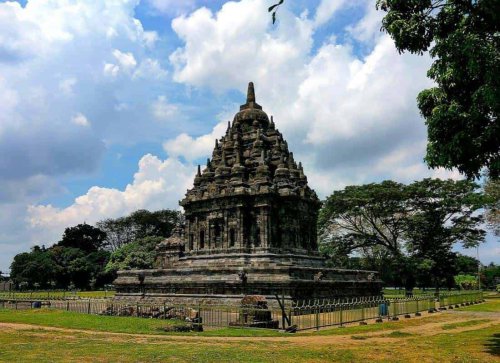 1. Candi Bubrah, 2. Candi Angin   , 3. Prasasti Tuk Mas (Tukmas), 4. Prasasti Sojomerto, 5. Arca Batara Guru, 6. Arca Togog, 7. Arca Wisnu, 8. Arca Narada, 9. Prasasti Upit, 10. Prasasti Rahtawun, Top 10+ Peninggalan Kerajaan Kalingga yang Menarik Diketahui