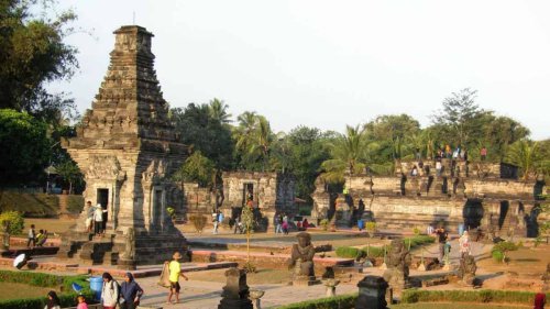 1. Candi Penataran, 2. Candi Tondowongso, 3. Candi Gurah, 4. Candi Mirigambar, 5. Candi Tuban, 6. Kitab Hariwangsa, 7. Prasasti Talan, 8. Prasasti Padelegan, 9. Prasasti Ngantang, 10. Prasasti Galunggung, Top 10+ Peninggalan Kerajaan Kediri yang Tersisa hingga Saat Ini