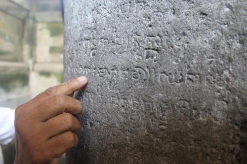 1. Prasasti Panglapuan, 2. Pura Puncak Penulisan, 3. Candi di Gunung Kawi, 4. Candi Wasan, 5. Pura Agung Besakih, 6. Candi Penegil Dharma, 7. Prasasti Blanjong, 8. Candi Mangenin, 9. Candi Tirta Empul, 10. Prasasti Anak Wungsu, Top 10+ Peninggalan Kerajaan Bali yang dapat Memukau Dunia