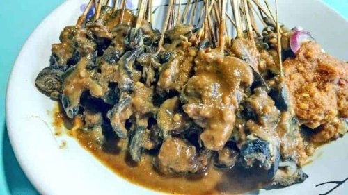1. Sate Bekicot, 2. Tahu Takwa, 3. Soto Kediri, 4. Nasi Goreng Arang, 5. Sate Emprit, 6. Pecel Tumpang, 7. Gethuk Pisang, 8. Stik Tahu, 9. Es Buto Ijo, 10. Kerupuk Upil, Inilah 10 Makanan Khas Kediri yang Menggoyang Lidah