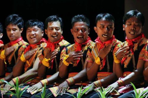 1. Tari Saman, 2. Tari Seudati, 3. Tari Ratoh Duek , 4. Tari Tarek Pukat, 5. Tari Laweut, 6. Tari Rateb Meuseukat, 7. Tari Likok Pulo, 8. Tari Rapai Geleng, 9. Tari Didong, 10. Tari Bines, Selain Tari Saman, Inilah 10 Tarian Adat Aceh yang Populer
