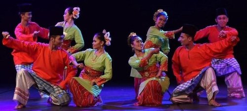 1. Tari Zapin Matahari, 2. Tarian Tandak Sedati, 3. Tarian Persembahan atau Tarian Makan Sirih, 4. Tari Melemang, 5. Tarian Rentak Bulian, 6. Tari Zapin, 7. Tari Gamelan, 8. Tari Suku Melaut Teluk Meranti, 9. Tari Dramatari Mak Yong, 10. Tari Manggar, Top 10+ Tarian Adat Riau Khas Suku Melayu yang Wajib Diketahui