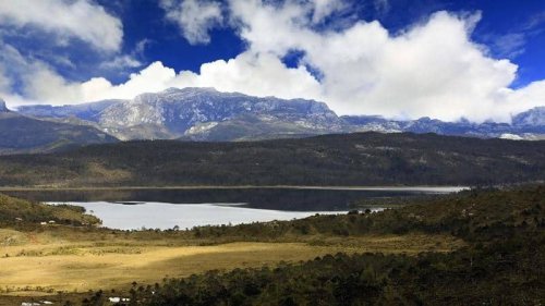 1. Danau Habema, 2. Danau Uter, &nbsp;3. Danau Framu, 4. Danau Paniai, 5. Danau Love / Imfote, 6. Danau Idenberg, 7. Danau Sentani, 8. Danau Larson, 9. Danau Anggi Gida dan Anggi Giji, 10. Danau Degeli Jagali, Inilah 10 Danau di Papua dengan Panorama yang Memikat