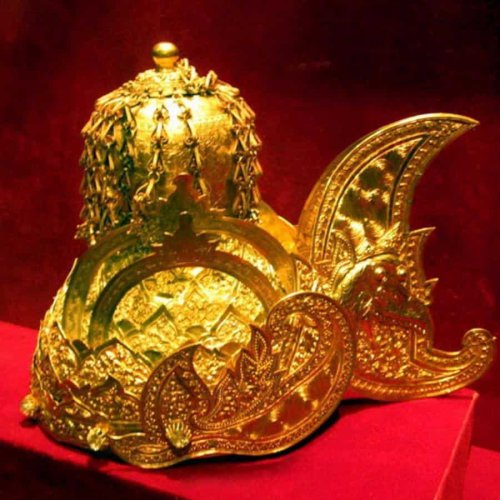 1. Ketopong Sultan, 2. Singgasana Raja, 3. Pedang Sultan Kutai, 4. Kalung Ciwa, 5. Kalung Uncal, 6. Keris Bukit Kang, 7. Kura-Kura Emas, 8. Gamelan Gajah Prawoto, 9. Tali Juwita, 10. Prasasti Yupa, Inilah 10 Peninggalan Kerajaan Kutai yang Mengagumkan