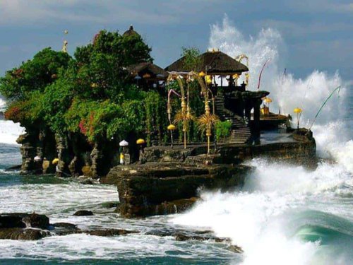 1. Pura Tanah Lot, 2. Pura Lempuyang Luhur, 3. Pura Agung Besakih, 4. Pura Ulun Danu Bratan, 5. Pura Tirta Empul, 6. Pura Alas Kedaton, 7. Pura Taman Ayun Mengwi, 8. Pura Taman Saraswati Ubud, 9. Pura Menjangan, 10. Pura Goa Gajah, Top 10+ Pura di Bali yang Menjadi Destinasi Wisata Favorit