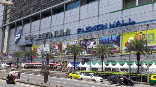 1. Platinum Fashion Mall, 2. Pantip Plaza, 3. Central World, 4. MBK, 5. Amarin Plaza, 6. ICONSIAM, 7. Terminal 21, 8. Siam Paragon, 9. Emporium, 10. EmQuartier, Ingin Wisata Belanja? Kunjungi 10 Mall di Bangkok Ini!