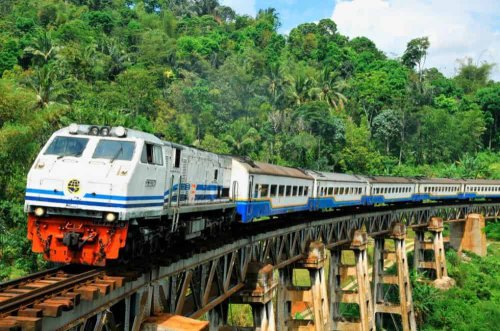 1. Gunakan Kereta Api, 2. Gunakan Bus, 3. Naik Kapal Laut, 4. Melintasi Jalur Darat NTB &ndash; NTT, 5. Cek Tiket Promo, 6. Pilih Penginapan Murah, 7. Makanan Murah, Mau Liburan Berkesan? Inilah 7 Tips Liburan Murah ke Flores!