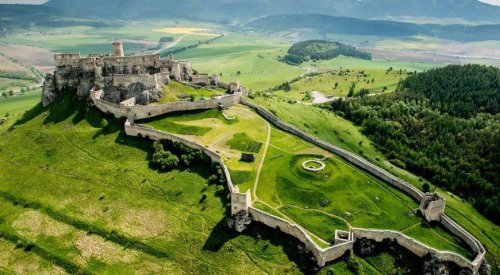Top 10+ Kastil Terbesar di Dunia dengan Arsitektur yang Mengagumkan