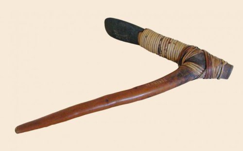 1. Kapak Batu, 2. Tombak, 3. Parang, 4. Pisau Belati, 5. Busur dan Panah, Top 5+ Senjata Tradisional Papua yang Menarik untuk Diketahui