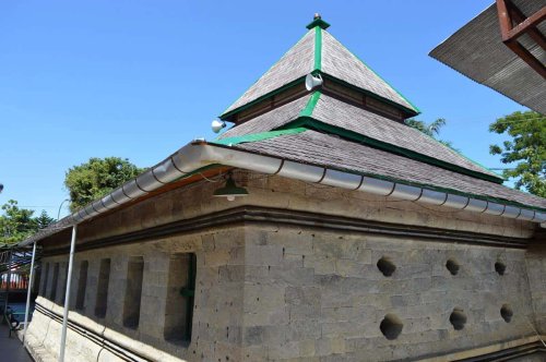 1. Masjid Raya Baiturrahman, 2. Masjid Tua Palopo, 3. Masjid Mantingan, 4. Masjid Agung Sang Ciptarasa, 5. Masjid Agung Demak, 6. Masjid Wapauwe, 7. Masjid Raya Ganting, Padang, 8. Masjid Tua Al Hilal Katangka, 9. Masjid Jami Pontianak, 10. Masjid Jami Bua, Yuk Wisata Religi di 10 Masjid Bersejarah di Indonesia