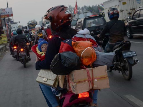 1. Membawa Banyak Barang dan Penumpang , 2. Menggunakan Kendaraan Bermasalah, 3. Pergi dalam Keadaan Sakit atau Tidak Fit , 4. Memisahkan Diri dari Rombongan , 5. Tidak Membawa Persiapan yang Cukup , 6. Menerima Makanan atau Minuman dari Orang Asing , 7. Membawa Uang Cash yang Terlalu Banyak, 8. Menggunakan Banyak Perhiasan , 9. Mengangkut Orang Tidak Dikenal di Jalan , 10. Memaksakan Diri Tanpa Istirahat , Catat ya! Inilah 10 Hal yang Dilarang Saat Mudik Lebaran