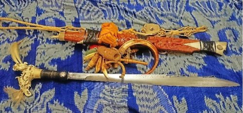 1. Mandau, 2. Duhung, 3. Sumpit, 4. Kancip , 5. Talawang, Top 5+ Senjata Tradisional Kalimantan Tengah yang Penuh Sejarah