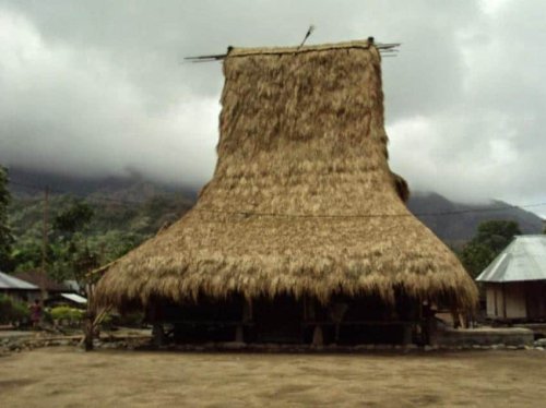 1. Rumah Adat Musalaki, 2. Rumah Adat Mbaru Niang, 3. Rumah Adat Sao Ria Tenda Bewa Moni, 4. Rumah Adat Ume Kkubu, 5. Rumah Adat Lopo, 6. Rumah Adat Sumba, Top 6+ Rumah Adat Nusa Tenggara Timur yang Unik dan Eksotis