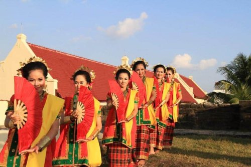 1. Tari Kipas Pakarena, 2. Tari Ma&rsquo;Badong, 3. Tari Pakkuru Sumange, 4. Tari Adat Pattennung, 5. Tari Ma&rsquo;Randing, 6. Tari Manimbong, 7. Tari Gandrang Bulo, 8. Tari Ma&rsquo;Gellu, 9. Tari Bosara, 10. Tari Tradisional Pajoge, Top 10+ Jenis Tarian Asal Sulawesi Selatan yang Sarat Makna