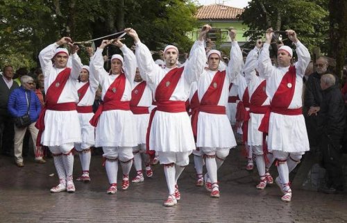 1. Kenbu &ndash; Jepang&nbsp;, 2. Geommu &ndash; Korea, 3. Basque - Spanyol, 4. Gillie Callum - Skotlandia, 5. Razha - Oman, 6. Raghs-E Shamshir &ndash; Iran, 7. Tari Mualang &ndash; Indonesia, 8. Al Ardha &ndash; Saudi Arabia, 9. Longsword Dancing &ndash; Inggris, 10. Chhau Dance &ndash; India &nbsp;, Top 10+ Tari Pedang di Dunia yang Menarik untuk Diketahui
