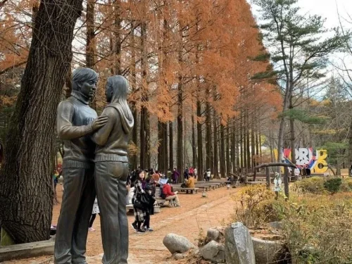 1. Patung Pemeran Winter Sonata di Pulau Nami, 2. Patung Laksamana Yi Sunshin, 3. Patung Raja Sejong, 4. Patung Jugun Ianfu, 5. Patung Beruang di Gunung Seorak, 6. Dol Hareubang, Patung Penjaga Pulau Jeju, 7. Patung Buddha di Kuil Donghwasa, 8. Statue of Brother di Monumen Peringatan Perang Korea, 9. Patung Kim Kwangseok di Daegu, 10. Patung di Haesindang Park, Makna dan Kisah di Balik 10 Patung Ikonik di Korea