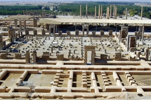 1. Persepolis, 2. Pasargad, 3. Sistem Hirolik Historis Shustar, 4. Tchogha Zanbil, 5. Menara Keheningan Yazd (Dakhma), 6. Naqsh-e Rostam, 7. Arg-e Bam, 8. Argh&ndash;e Rayen, 9. Istana Sarvestan, 10. Kota Kuno Bishapur, Top 10+ Reruntuhan Kuno di Iran Bukti Kejayaan Bangsa Persia