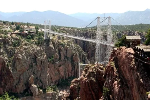 1. Royal Gorge Bridge, 2. Macau Tower, 3. Contra Dam, 4. Bloukrans Bridge, 5. Rio Grande Bridge, 6. Europabr&uuml;cke, 7. Niouc Bridge, 8. Artuby Bridge, 9. Kolnbrein Dam, 10. Vidraru Dam, Inilah 10 Tempat Bungee Jumping Tertinggi di Dunia