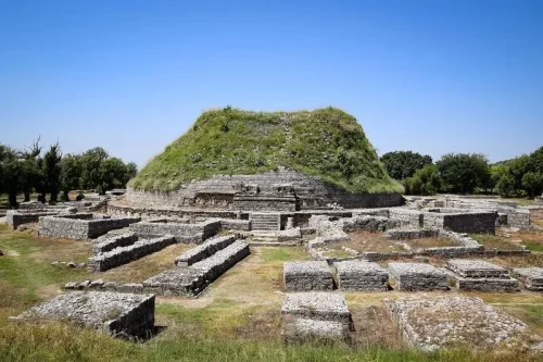 1. Taxila (Punjab), 2. Situs Mohenjo-daro (Sidh), 3. Situs Takh-i- Bahi (Mardan), 4. Makli Necropolis (Sindh), 5. Makam Chaukhandi (Karachi), 6. Benteng Derawar (Punjab), 7. Benteng Lahore (Punjab), 8. Benteng Rohtas (Punjab), 9. Bala Hissar (Peshawar), 10. Empress Market (Sindh), Top 10+ Tempat Bersejarah di Pakistan yang Menarik Dikunjungi