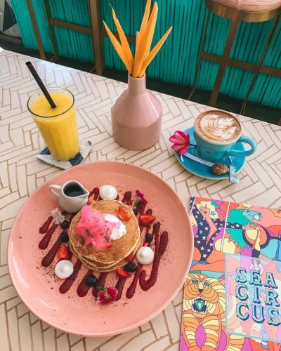1. Fairy Floss Pancakes, 2. Quinoa, Feta &amp; Avo Salad, 3. Egg Benedict, 4. Chicken Taco, 5. Scrambled Tofu, 6. Summer Poke Bowl, 7. Burger, 8. Jamaican Spiced Chicken, 9. Hot Churros, 10. Paket Hangover Meal, Top 10+ Menu Sea Circus Paling Enak, Cocok untuk Teman Nongkrong