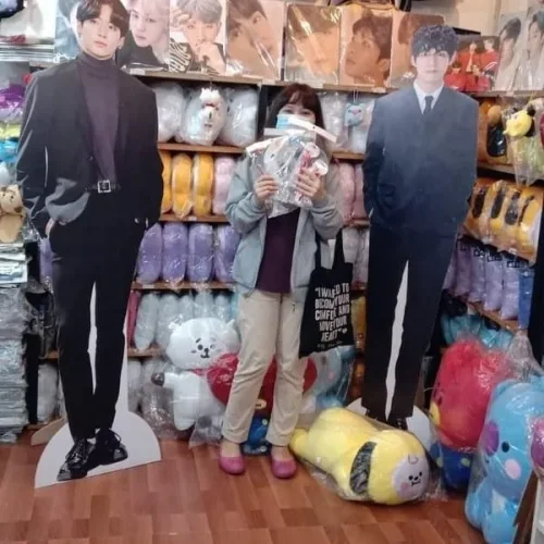 1. Fantastic Kpop Shop&nbsp;, 2. Jastipciel dan Imnida Caf&eacute;, 3. POP! Korean Shop, 4. Kpopconnection, 5. Loonami House, 6. All About Merch Kpop, 7. Plus Eight Two Caf&eacute;, 8. Kpopsale, 9. Whycut Kpop Workshop, 10. Blok M Square, Yuk, Mampir ke 10 Toko Kpop di Jakarta dan Sekitarnya!