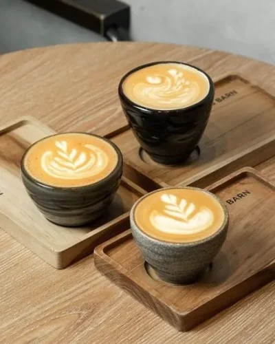 1. Latte, 2. Crunchy Nut Cake, 3. Espresso, 4. Banana Nutella Pancake, 5.&nbsp;Mango Sticky Rice, 6. Smoked Salmon &amp; Spinach Egg Benedict, 7. Affogato, 8. Kopi Panda, 9. Carrot Cake, 10. Chocolate Milkshake, Top 10+ Daftar Menu Noah&rsquo;s Barn Paling Enak yang Wajib Dicoba