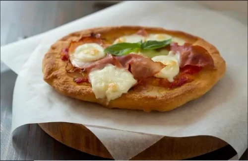 1. Pizza Fritta, 2. Pizza Margherita, 3. Pizza Patatosa, 4. Pizza Sisilia, 5. Pizza Quattro Stagioni, 6. Pizza Napoletana, 7. Pizza al taglio, 8. Pizza Romana, 9. Pizza all'Andrea, 10. Pizza Vegetariana, 11. Pizza Capricciosa, Inilah 11 Jenis Pizza Khas Italia dengan Rasa yang Autentik