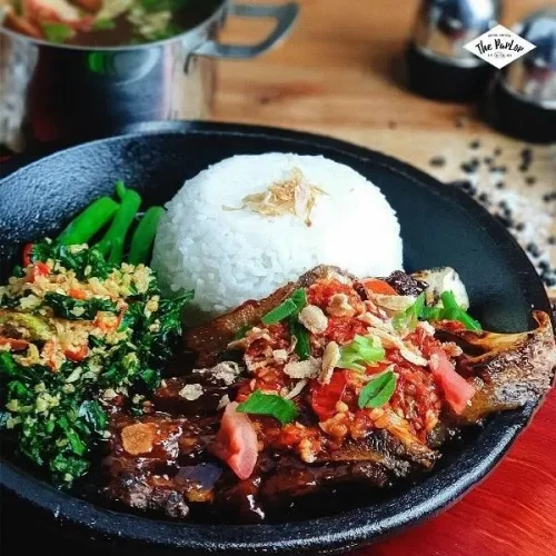 1. Sop Buntut Bakar Macan, 2. Traditional Iga Bakar, 3. The Parlor Cheese Burger, 4. Colenak The Parlor&nbsp;, 5. Dori Saus Thailand, 6. Ayam Crispy Seaweed Mayo, 7. Frutti di mare Fried Rice, 8. Heart Chicken Melt, 9. Chicken Chili Garlic, 10. Meat Lover Pizza&nbsp;, Top 10+ Rekomendasi Menu The Parlor Paling Enak yang Mesti Dicoba