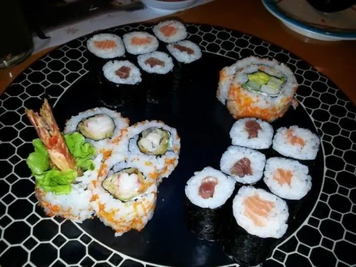1. Special Roll Set, 2. Salmon Sashimi, 3. Seafood Mayo Sushi, 4. Unagi Sushi, 5. Takoyaki, 6. Mune, 7. Tama Una Roll, 8. Spicy Chicken Set, 9. Toridango Udon, 10. Happy Salmon Nigiri, Top 10+ Rekomendasi Menu Ippeke Komachi yang Paling Enak