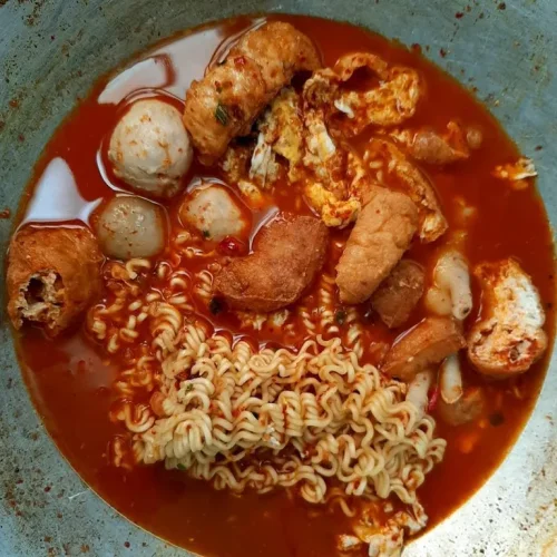 1. Asam dan Pedas, 2. Kuah Bening, 3. Menggunakan Sayur Mentah , 4. Menggunakan Bahan Ikan, 5. Bahan Masakan Difermentasi, 6. Menggunakan Bahan Dasar Bawang dan Kunyit, 7. Dibungkus Daun Pisang, 8. Beragam Olahan Nasi, 9. Menggunakan Bahan/Bumbu Saus Kacang , 10. Memiliki Tekstur Kenyal dan Lembut, Top 10+ Ciri Khas Makanan Jawa Barat yang Sangat Menarik
