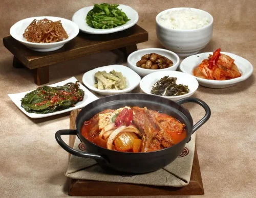 1. Kimchi Jjigae&nbsp;, 2. Kimchi, 3. Yangnyeom Galbi, 4. Sundubu Jjigae, 5. Bibim Naengmyeon, 6. Haemul Pajeon, 7. Chadol Doenjang Jjigae, 8. Woo Samgyeop, 9. Chicken Ganjang Barbecue&nbsp;, 10. Yesan Tteokgalbi, Top 10+ Menu Paling Enak Dari Bornga yang Wajib Banget Dicoba