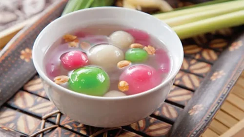 1. Wedang Ronde, 2. Wedang Uwuh, 3. Sekoteng , 4. Jamu Jun , 5. Wedang Jaselang, 6. Wedang Pokak , 7.&nbsp;Adon-Adon Coro, 8. Kopi Joss , 9. Beras Kencur, 10. Wedang Jahe, Top 10+ Minuman Khas Jawa Tengah yang Hangat dan Menyegarkan