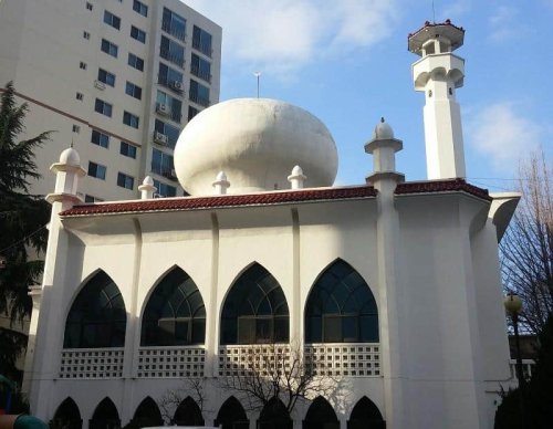 1. Masjid Seoul Central, 2. Masjid Busan, 3. Masjid Paju, 4. Masjid Bupyeong, 5. Masjid Ansan (Masjid Sirothol Mustaqim), 6. Masjid Gwangju, 7. Masjid Jeonju (Masjid Abu Bakar Al Siddiq), 8. Masjid Sayyidina Bilal Changwon, Inilah 8 Masjid di Korea Selatan yang Wajib Kamu Kunjungi