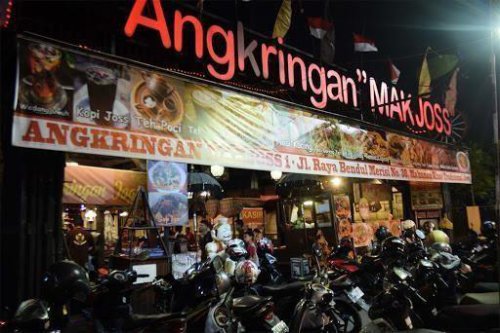 1. Angkringan Mak Joss, 2. Angkringan Mbah Cokro, 3. Angkringan Baladewa Jembatan Merah, 4. Angkringan Wong Ayu, 5. Angkringan Jegeg Van Java, 6. Angkringan &amp; Shisha Jacira, 7. Angkringan Merah Putih, 8. Angkringan Kapok Lombok, 9. Angkringan 27, 10. Angkringan Pak Dokter, Inilah 10 Angkringan Populer dan Recommended di Surabaya