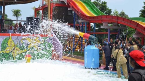 1. Dynasty Water World, 2. Wisata Bajak Laut Masangan, 3. Kolam Renang Sambipondok, 4. Bukit Awan Water Park, 5. Kolam Renang Surya Water Boom, 6. Kolam Renang Tirta Agung, 7. Water Park Ladiva, 8. Kolam Renang Petrokimia, 9. Malindo Swimming Pool, 10. Violetta Health &amp; Beuty Center, Top 10+ Kolam Renang di Gresik yang Seru untuk Dikunjungi