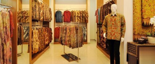 1. Danar Hadi, 2. Batik Komar, 3. PD Manon Jaya&nbsp;, 4. Hasan Batik&nbsp;, 5. Wonderful Galeri Batik &amp; Bordir&nbsp;, 6. Toko Batik Keris&nbsp;, 7. Toko Batik Kristin, 8. Toko Batik Solo&nbsp;, 9. Rumah Batik Cipaku&nbsp;, 10. Dekarnasda Jabar, Top 10+ Rekomendasi Toko Batik di Bandung yang Wajib Dikunjungi