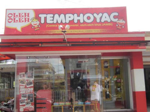 1. Temphoyac Jambi&nbsp;, 2. Pusat Oleh - Oleh &amp; Souvenir Khas Jambi&nbsp;, 3. Kerinci Merch, 4. Jakoz Pabrik Oleh-oleh Jambi, 5. Oleh-Oleh Pak Dj Khas Jambi, 6. Sentra Oleh-Oleh Jambi, 7. Dolen Oleh-Oleh &amp; Masakan Khas Jambi, 8. Moro Bootwear (Gudang Sepatu Jambi), 9. Batik Jambi Azmiah, 10. Batik Jambi Cempaka Putih, Top 10+ Rekomendasi Tempat Belanja Oleh-Oleh Khas Jambi