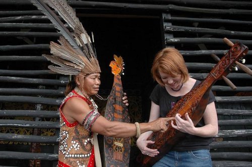 1. Alat Musik Sampek, 2. Alat Musik Kadire/ Keledik, 3. Alat Musik&nbsp; Jatung Utang, 4.&nbsp; Alat Musik Lutung, 5. Alat Musik Jatung Adau , 6. Alat Musik Suliikng, 7. Alat Musik Ketipung, 8. Alat Musik Uding Uring, 9. Alat Musik&nbsp;Genikng, 10. Alat Musik Gambus, Top 10+ Alat Musik Unik yang Berasal dari Kalimantan Timur