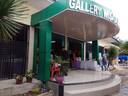 1. Pusat Belanja Oleh-Oleh Galery Wisata Banda Aceh, 2. Pusaka Souvenir Gallery, 3. Souvenir Putroe Aceh Ahmad Dahlan, 4. Atjeh Collection, 5. Tradisi Aceh, 6. Angurah Souvenir Banda Aceh, 7. Pasar Aceh, Top 7+ Tempat Belanja Oleh-Oleh yang Populer di Banda Aceh